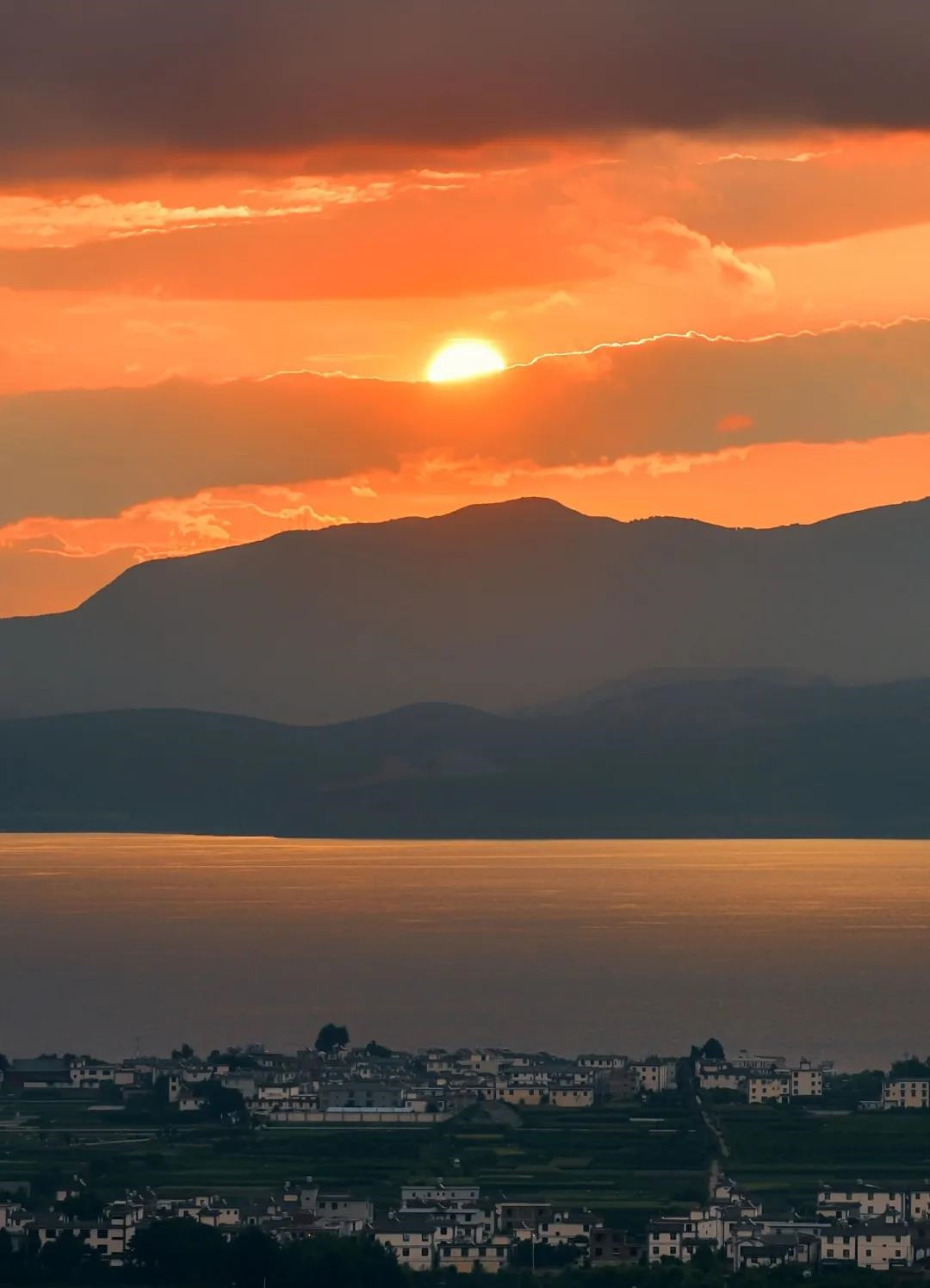 點(diǎn)蒼山東側(cè)的平原 點(diǎn)蒼山東側(cè)的平原