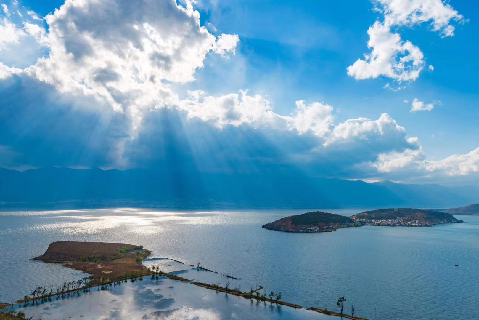 大理洱海里的美麗島嶼—金梭島和銀梭島 大理洱海里的美麗島嶼—金梭島和銀梭島